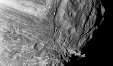Участок поверхности Миранды, на котором хорошо виден уступ Верона (обрыв высотой 20 км справа внизу). Фотография сделана с аппарата «Вояджер-2» 24 января 1986 года