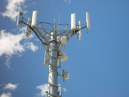 Связи наверху. Ретрансляторы сотовой связи 5g. Антенны сотовой связи 5g. Вышка базовой станции сотовой связи. Базовая станция сотовая вышка.