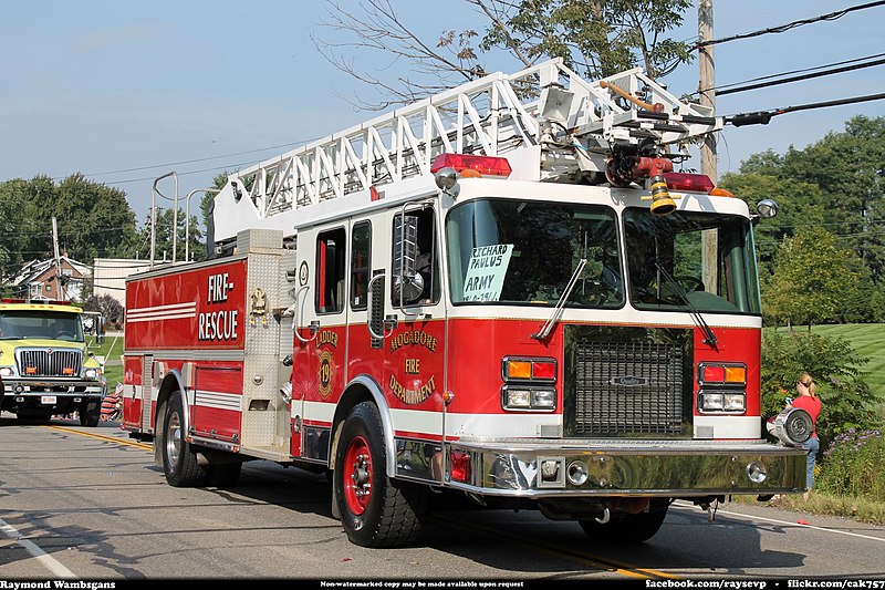 File:Mogadore Fire Department Ladder 19 (15296956731).jpg
