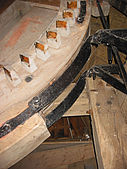 Vangophanging met onderaan het vanganker opgehangen aan de koebouten en bovenaan de steel van het sabelijzer van de molen De Hoop in Garderen