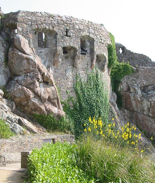 File:Mont Orgueil machicolations.jpg