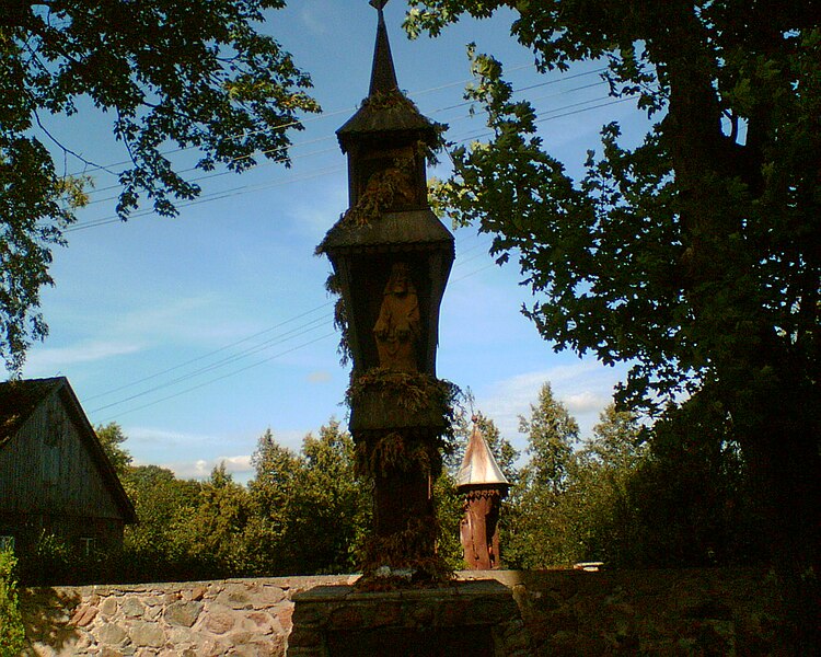 File:Na terenie parafii w Puńsku - ludowa rzeźba i kapliczka litewska - panoramio.jpg