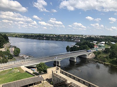 Veduta del ponte dell'amicizia di Narva, del lungomare di Narva e della città di Ivangorod (vista dalla torre del castello di Herman, la città di Narva)