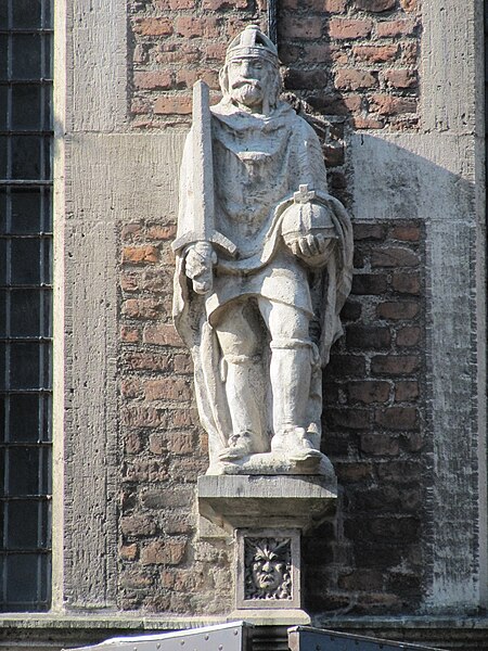 File:Nijmegen - Stadhuis - Beeld keizer Karel de Grote van Albert Termote.jpg