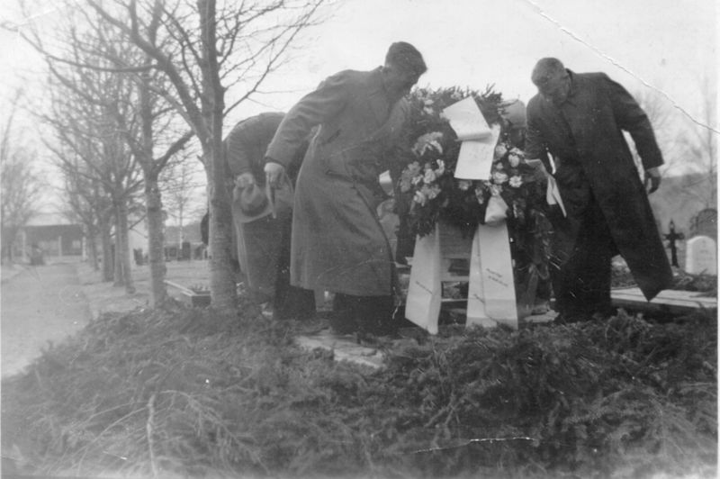 File:Nils og Olaf Veduls begravelse (1947) (24501191504).jpg
