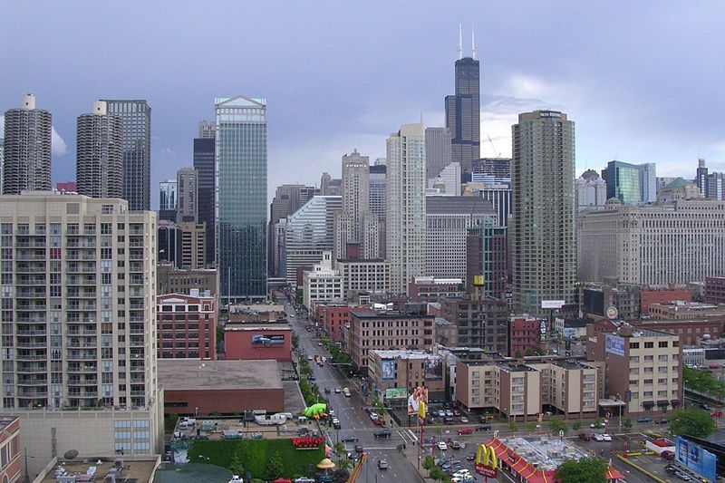 File:North Clark Street, Chicago IL.jpg