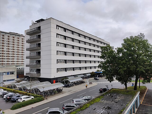 https://upload.wikimedia.org/wikipedia/commons/thumb/1/10/OUH%2C_Odense_Universitetshospital%2C_2.jpg/640px-OUH%2C_Odense_Universitetshospital%2C_2.jpg