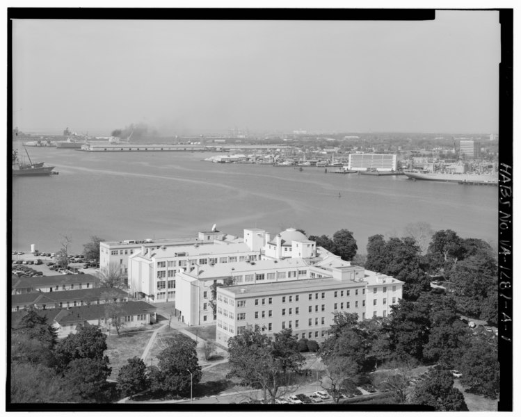 File:Oblique view of Portsmouth Naval Hospital Building looking north from roof of 1960 high-rise hospital - Portsmouth Naval Hospital, Hospital Building, Rixey Place, bounded by HABS VA,65-PORTM,2A-1.tif