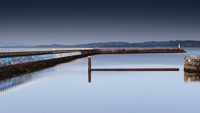 File:Ogden Point Breakwater in Victoria at dawn-01.jpg