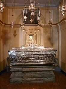 Reliquaire en argent où sont conservées dans la cathédrale de Corfou les reliques de sainte Théodora.
