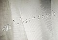 Signatur des Bildhauers Otto Wesendonck (Waakirchen) aus dem Jahr 2003 an der Gedenkbüste für den deutschen Bundeskanzler Ludwig Erhard am Ludwig-Erhard-Platz in Gmund am Tegernsee, Landkreis Miesbach, Regierungsbezirk Oberbayern, Bayern.