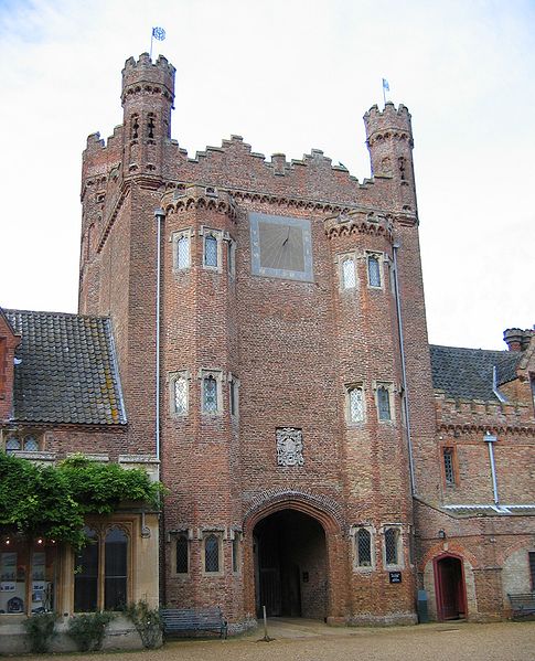 File:Oxburgh-gatehouse-inside.jpg