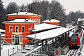 Bahnhof Possenhofen an der Bahnstrecke München-Tutzing in der Gemeinde Pöcking, Landkreis Starnberg, Regierungsbezirk Oberbayern, Bayern. Am Bahnsteig ET 423 nach Tutzing.