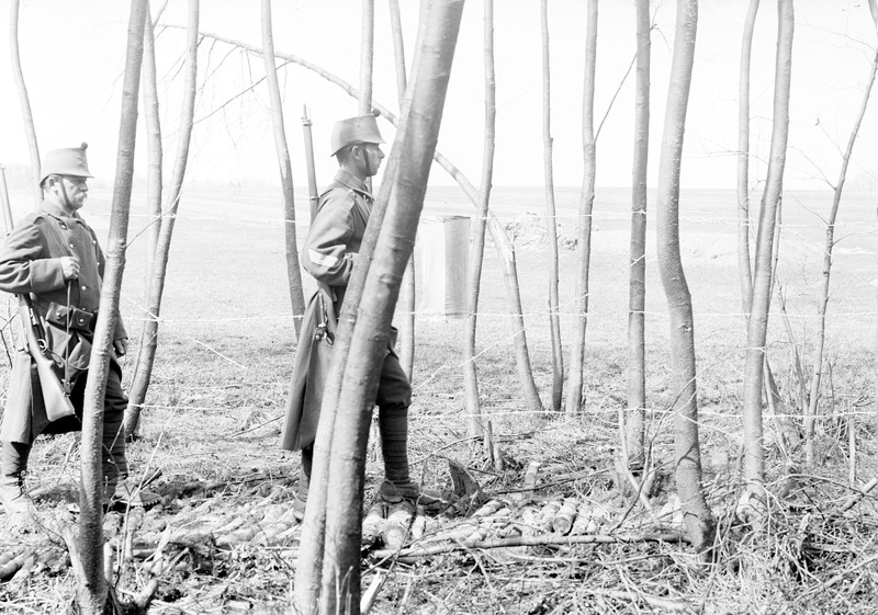 File:Patrouille entlang dem Grenzstacheldraht - CH-BAR - 3238414.tif