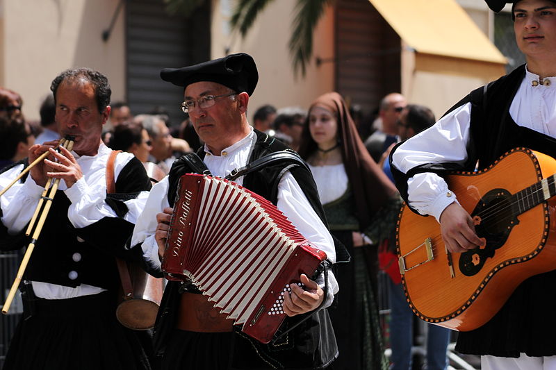 File:Perdasdefogu - Costume tradizionale (04).JPG