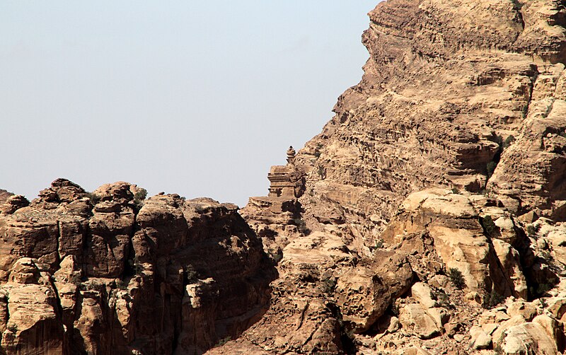 File:Petra-Opferplatz-22-Blick zum Klostergrab-2010-gje.jpg