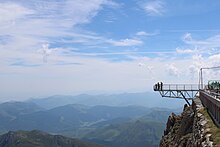 Le Ponton du ciel permet aux visiteurs de dominer le vide.