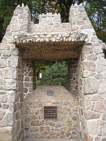 File:Pin Oak Fountain Pin Oak WV 2008 10 12 08.jpg