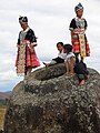 Hmong-Mädchen klettern auf einen der Steinkrüge der Stätte 1