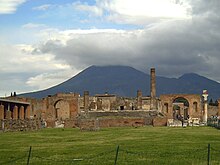 Vesuvius seen from ruins of Pompeii Pompeya y Vesuvio.jpg