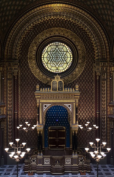 Interieur van die Spaanse Sinagoge in Praag met Toraskryn (Hebreeus: אָרוֹן הָקׄדֶש, Arón haKodesj) en Bima.