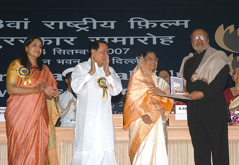 File:Pratibha Devisingh Patil presenting the Dada Saheb Phalke Award for the year 2005 to the legendary filmmaker Shri Shyam Benegal for outstanding contribution for the growth and development of Indian Cinema at the 53rd.jpg