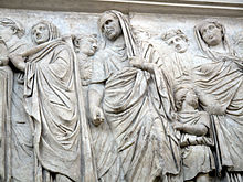 Detail mit verschleiertem Agrippa und hinter ihm Julia;  im Hintergrund würde die Hand auf dem Kopf eines Kindes Livie halten