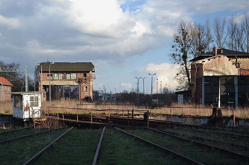 File:Pyskowice (Peiskretscham) - abandoned railway turntable.JPG