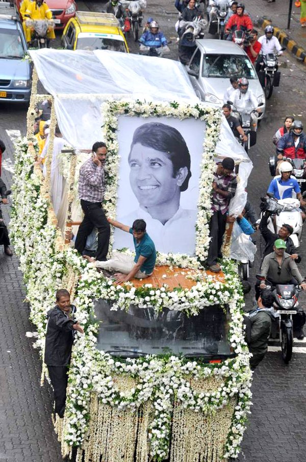 Khanna's funeral procession in Mumbai on 19 July 2012