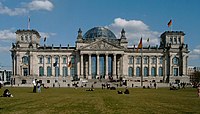 Reichstag mit Wiese.jpg
