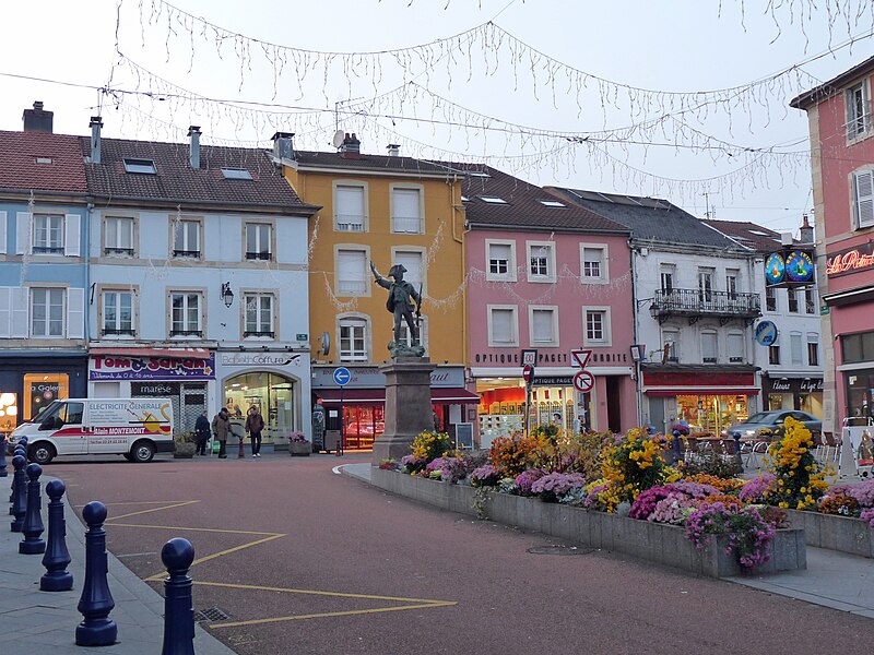 File:Remiremont-Statue du Volontaire de 1792 (1).jpg