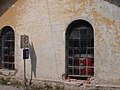 Rückwand der Remise, das Gebäude verfällt hinten bereits