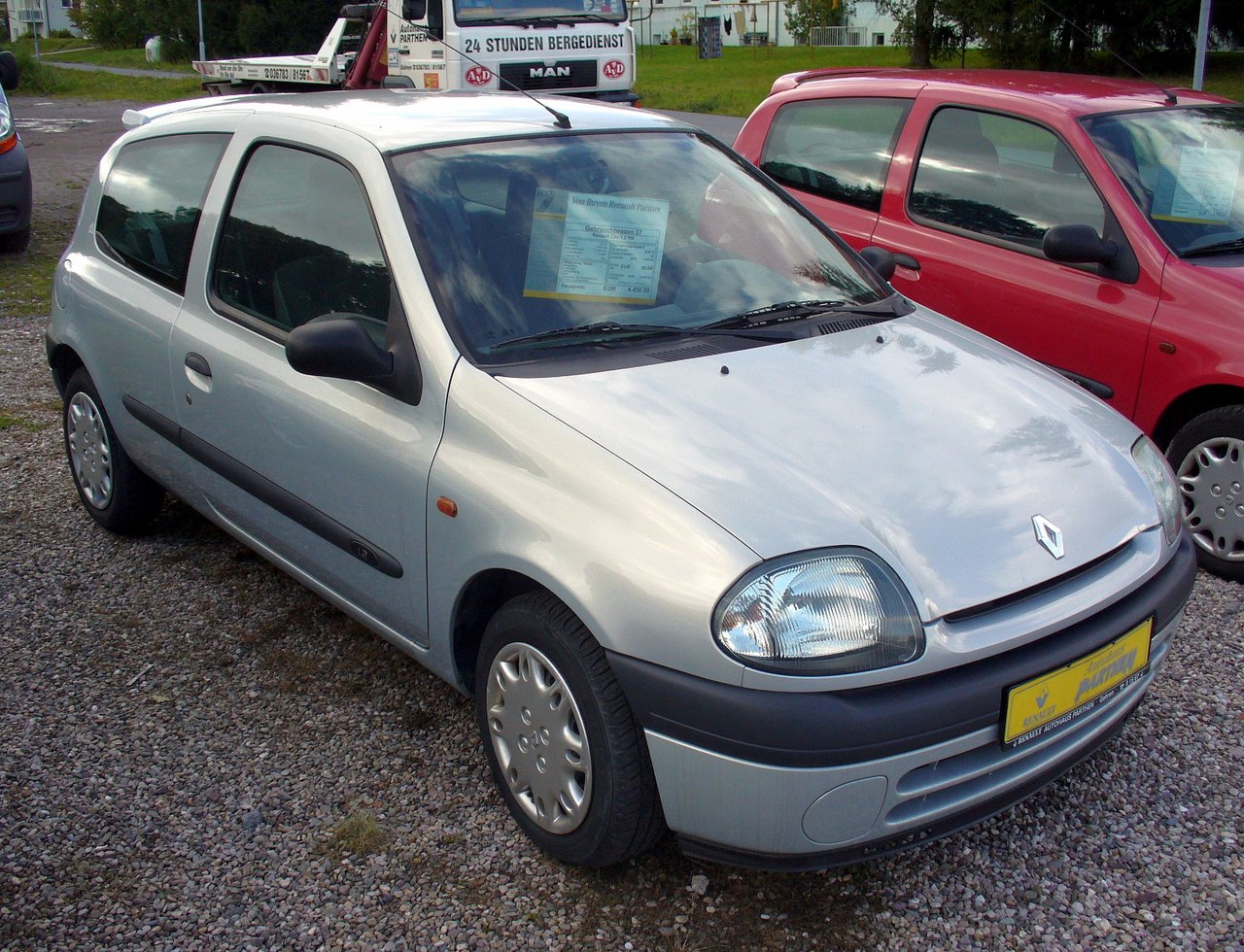 File:Image Renault Clio II Phase II 1.2 Privilège front.JPG - Wikimedia  Commons