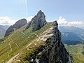 La zone sommitale du rocher du Vent depuis la crête au nord-est.