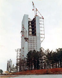 Der Saturn V Dynamic Test Stand mit dem Prototyp SA-500D im Inneren, Dezember 1966