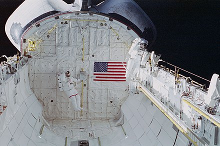 Ross and Apt on the second EVA of STS-37, 8 April 1991