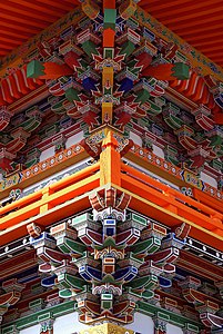 Budizmin Shingon koluna bağlı bir budist tapınağı olan Sagami-ji 'nin Shōrō (çan kulesi) 'sunun çatı altı (Kasai, Hyōgo ili, Japonya). (Üreten: 663highland)