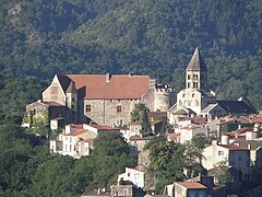 L'église, le château et le village de Saint-Saturnin.