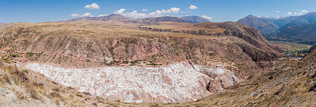 Панорама соляных прудов в Марасе, Перу