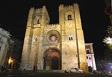 Lisbon Cathedral, severely damaged after the earthquake of 1755, it was rebuilt following the same original 12th-century plan. Se-cathedral.jpg