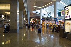 Торговая зона главного терминала аэропорта