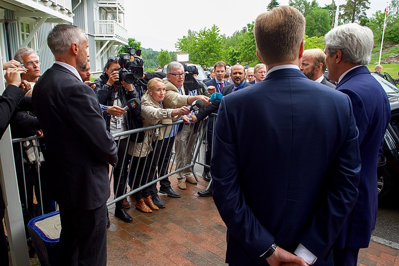 File:Secretary Kerry and Norwegian Foreign Minister Brende Address Reporters in Oslo (27610917421).jpg