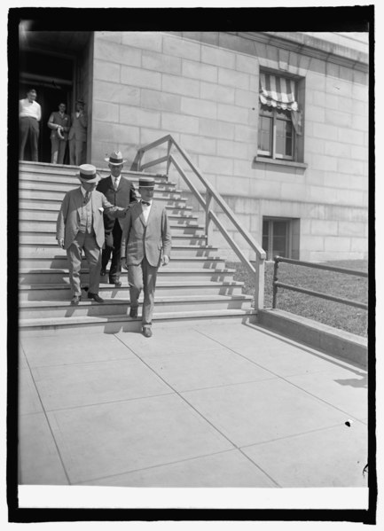 File:Sen. La Follette, Cong. John M. Nelson & Sen. Wheeler, (7-19-24) LCCN2016849303.tif