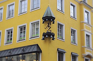 Carillon of a morris dancer over a jeweler in Munich Sendlingerstr. 15 in Munchen.jpg