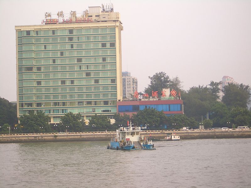 File:Shamian-Pearl-River-floating-debris-pickup-by-boat-0564.jpg