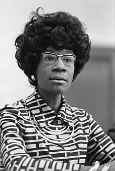 Shirley Chisholm (1924-2005), uma constante defensora dos direitos da mulher. Em 1968, tornou-se a primeira afro-americana eleita para o Congresso dos Estados Unidos. Foi também a primeira afro-americana a concorrer à nomeação democrata para a eleição presidencial nos Estados Unidos. (definição 3 014 × 4 492)