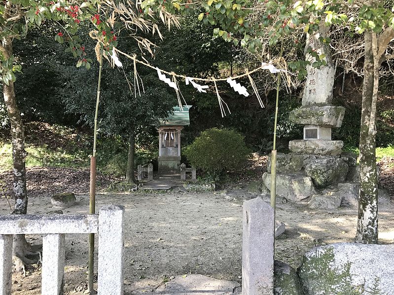 File:Small shrine and stele near Chiriku Hachiman Shrine.jpg