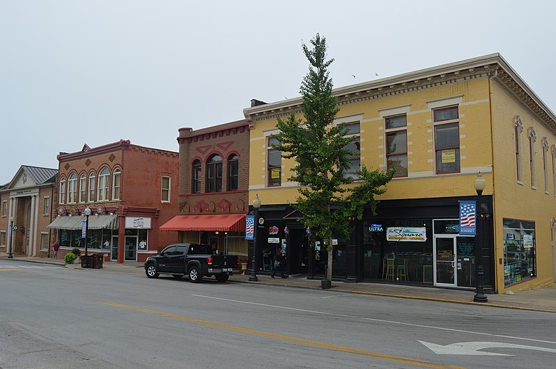 File:South Courthouse Square in Somerset.jpg