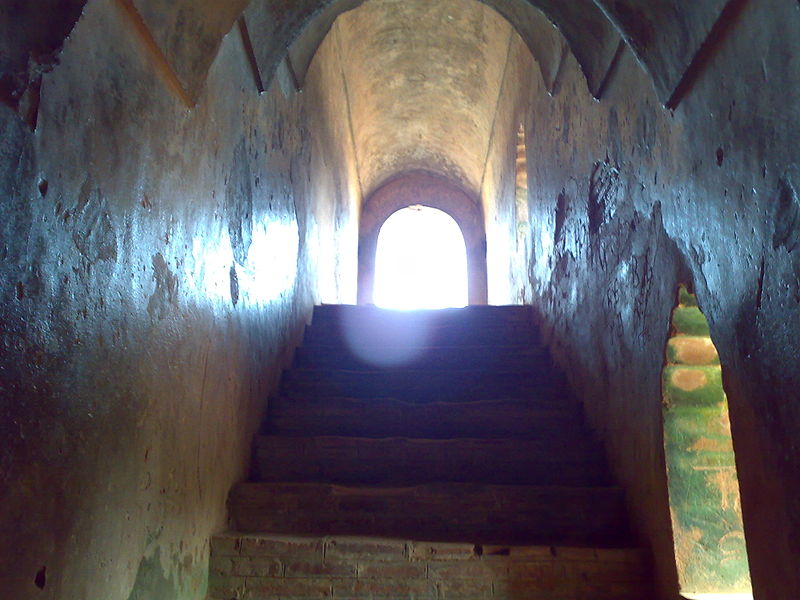 File:Staircase in the Talatal Ghar Palace.jpg