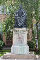 Statue de saint Vincent de Paul à Châtillon-sur-Chalaronne.